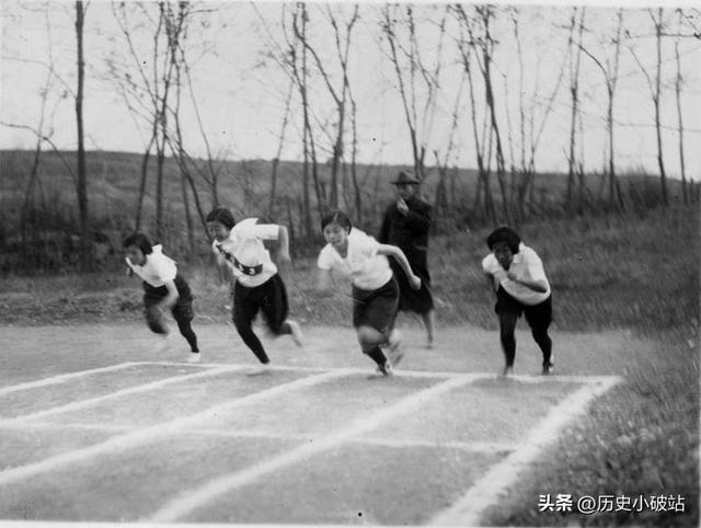 民国老照片：戴笠与儿子、弟弟合影；航拍下的北京；青年毛泽东