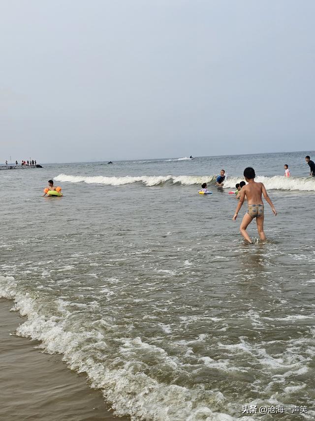 海边听涛，涛声依旧在，故人依旧在，浪声依旧在，只是游人归