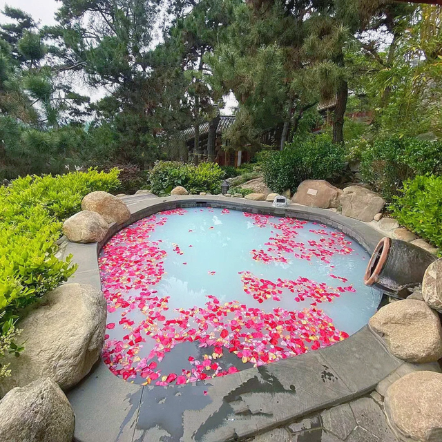 降温天的终极浪漫，是泡进一池温泉里