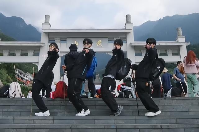 门票打折车票降价，国庆8天假，为啥旅游的年轻人却一年比一年少