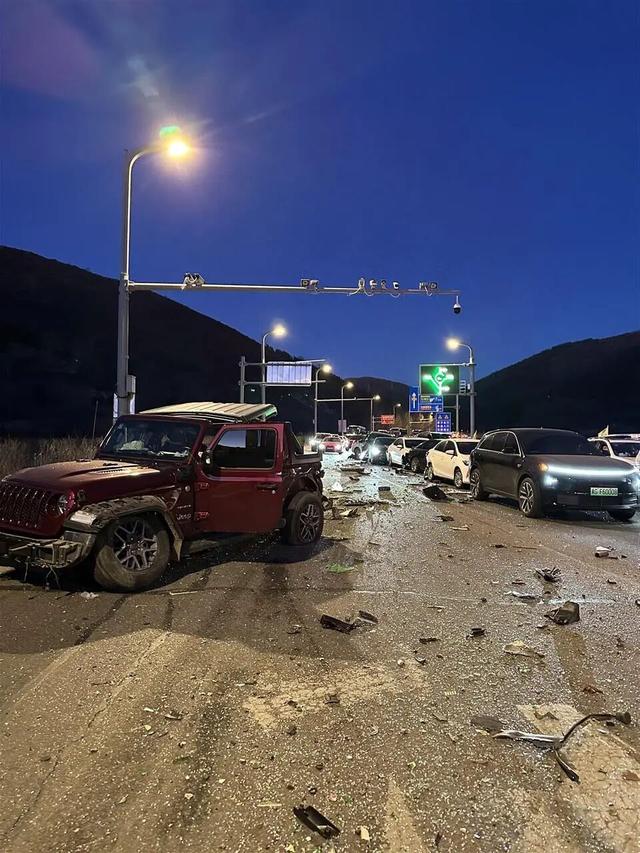 张家口一吊车失控追尾多车，警方深夜通报：系肇事车制动系统失灵引发	，多车受损13人受伤