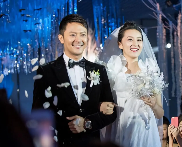 于娜印小天国庆节相聚，昔日女神变成胖大婶，印小天苍老又憔悴