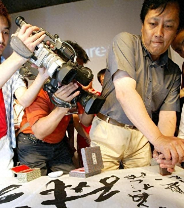 唐国强现场观看阅兵，观礼台上笑容满面，评论区恶心的一幕出现了
