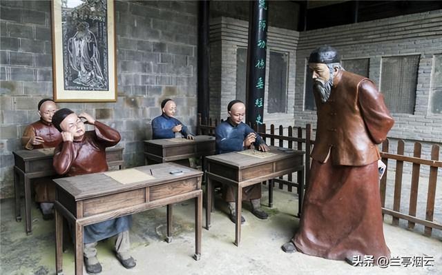 她23岁为国牺牲，初恋为其守墓终生未娶，弟弟苦寻64年在墓地恸哭