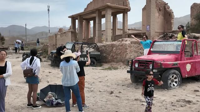阿克塞县博罗转井影视基地迎旅游高峰 甘青大环线热度持续攀升