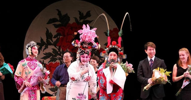 吃里爬外，永不回国？她带领30名演员选择留美，如今年过花甲归来