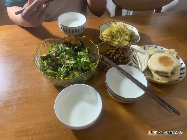 青岛母子3人晚餐，晒圈火了，网友：太寒碜了，猪看了都摇头！
