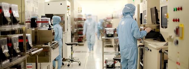 美国专家：中国为了自研设备，从ASML手中囤积了大量进口的光刻机