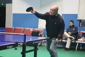 62岁大爷每天都坚持打乒乓球锻炼，一年过去，他的身体怎么样了?图片