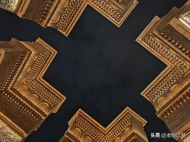 喀什古城，这座纵横交错彩色的街巷里，藏着西域古国的印迹