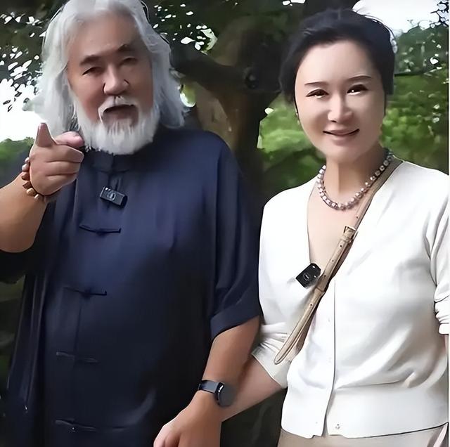 一个贪财一个好色？老夫少妻的“残酷”在74岁的张纪中身上应验了