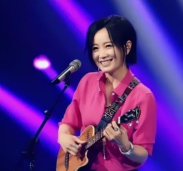 她连上5次春晚，私下却和恩师同居怀孕被骗流产，今57岁依然单身