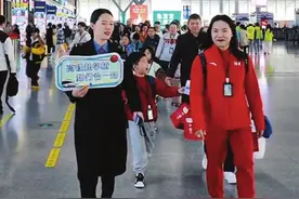 奥运冠军带着长沙伢子来岳阳看“三大球”图片