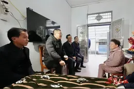省委常委慰问张超烈士父母图片