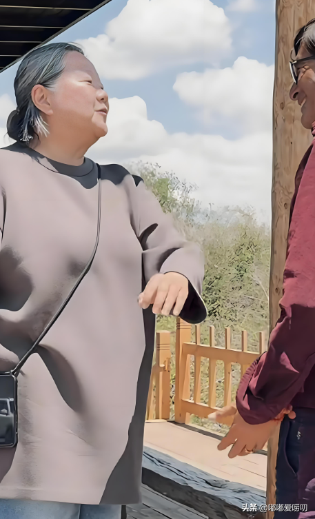 64岁的洪晃来到甘南旅游，体现年龄的真实状态，头发不染妆不画