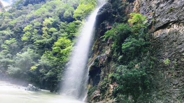 漫步嘉陵江峡谷群景区 定格时光里的风景画卷