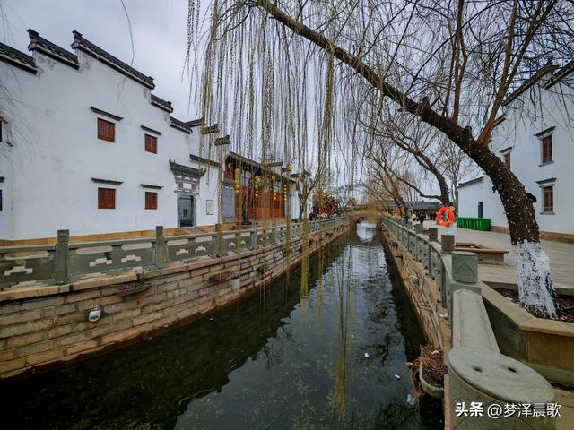 湖北祥云湾初春：垂柳展新颜 古建谱华章