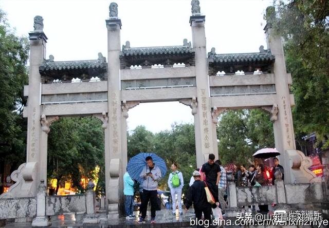 秋雨中的“西安回民街”街市（“陕西之旅”之六）