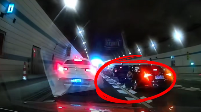 10岁男孩隧道内哭着跪地拦车救母：原来你的孩子，比想象中更爱你