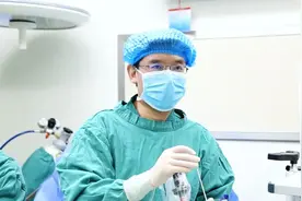 四川保胆取石案例：六旬女子胆囊取出“黄桃”大结石，成功保胆！图片