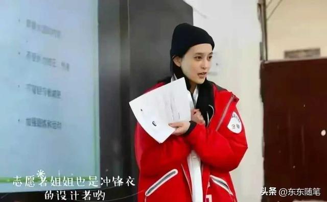 毛阿敏19岁的女儿，竟然是我们熟悉的她！穿红色冲锋衣太清纯了