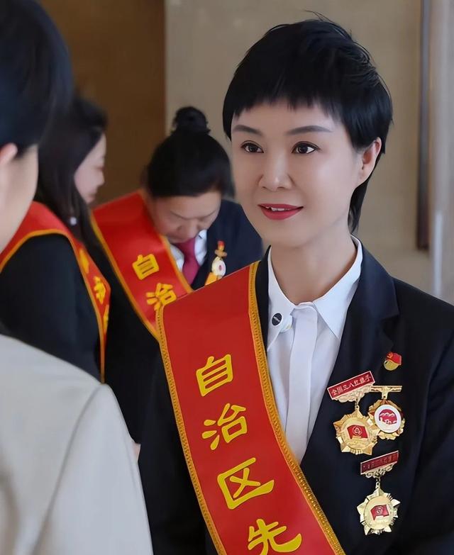 贺娇龙好友曝事发细节，养马人：掉马最怕脚被套牢，网友提醒成真