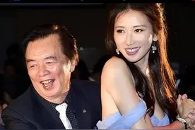 林志玲日本被偶遇，变土变胖，一身行头超4万，对老公太卑躬屈膝图片