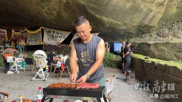 夏日瀑布成“网红” 内江水景人气旺