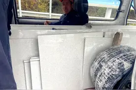 面包车私自拆座 客货混装“驶”不得 | 违法曝光图片