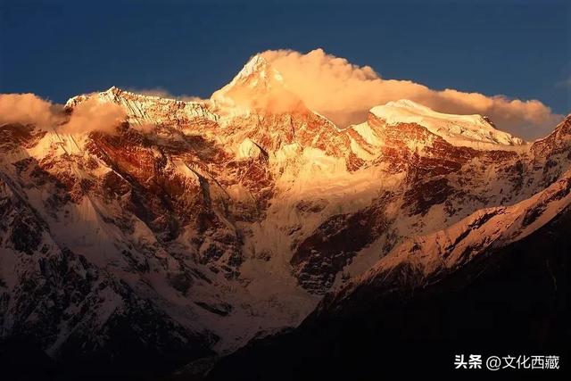 对不起，这看日照金山、流星、沙漠和雪山同框的宝藏地，我写晚了！