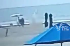女子在哥伦比亚海滩散步 遭闪电劈中直挺倒地 送医后死亡 酒店监控记录下惊恐一幕图片