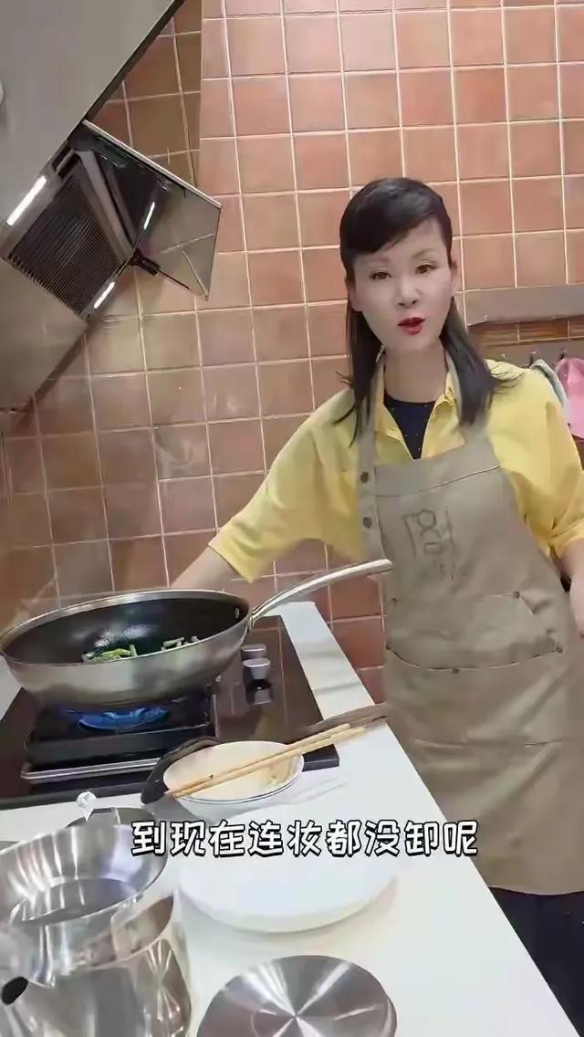 59岁于文华罕晒北京别墅，上下两层装修雅致，二婚老公年轻帅气