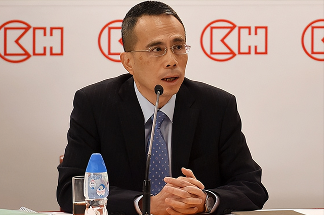 2909亿身价有何用？97岁的李嘉诚无力回天，两个60岁儿子已成心病