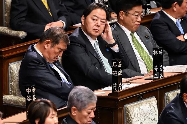 首相大位还没坐热，高市早苗就收到个“噩耗”，中国迎来绝佳时机