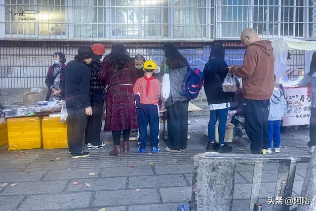 傍晚偶遇社区边的小小美食街,好几个摊位前都排着长队