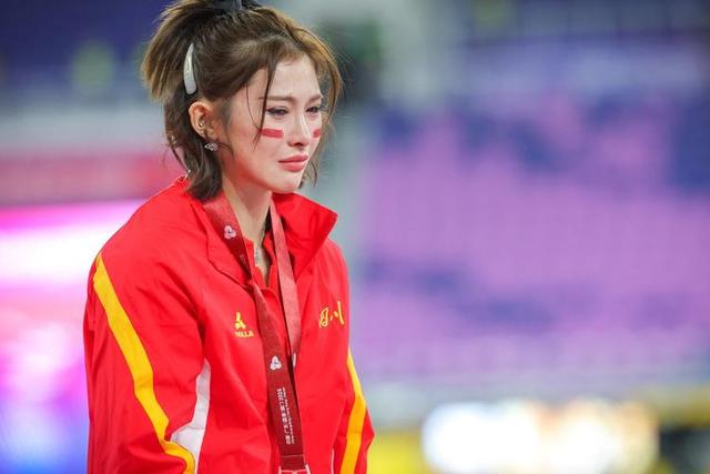 里子面子全丢了！吴艳妮出席姐姐婚礼抢尽风头，体面被撕个粉碎