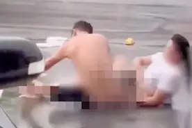 辣眼！女子与丈夫吵架当街脱衣还扒了对方内裤，大喊:让他们看！图片