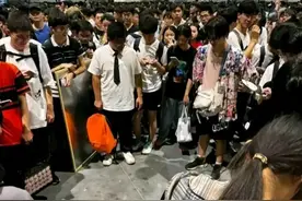 逼急了！男子上海漫展现场脱裤拉稀，多人被喷大便，保安被骂惨图片