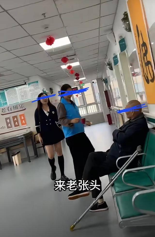 养老院女院长穿短裙给老人跳舞！大方承认擦边，网友追问去哪报名