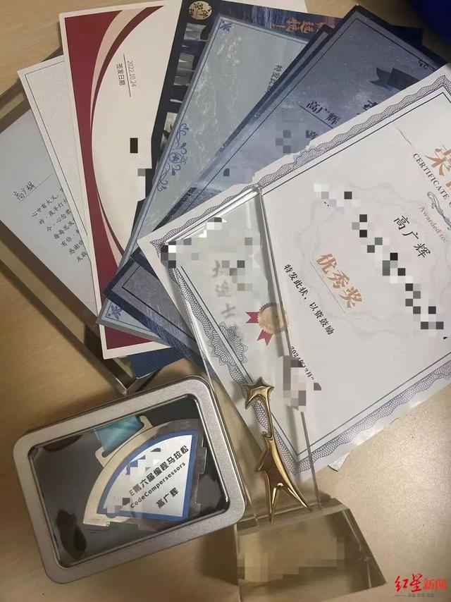 32岁程序员周末晕倒后猝死：抢救期间曾被拉入工作群	，死亡后还收到工作消息，工伤申请已被受理