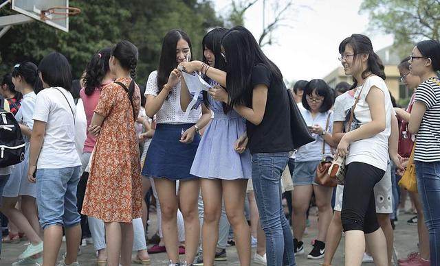 男友买奶茶迟到半天，女友抱怨后	，他的解释让人哭笑不得