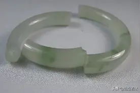 女子取外卖酒店大厅跌倒，价值5万的玉镯被摔断，状告酒店索赔！法院这样判……图片