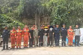 小情侣登顶1450米高峰浪漫看日出，下山迷路被困，救援人员搜寻一个半小时成功解救二人图片