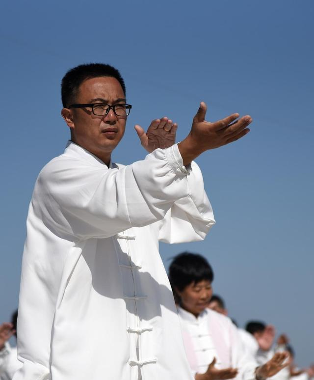 杨澄甫身体高大，拳照中正安舒创造了太极拳的新架子拳学
