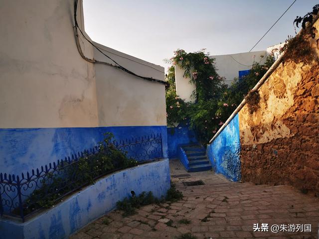 蓝白巷弄与敞门面包车，摩洛哥的荒诞与真实