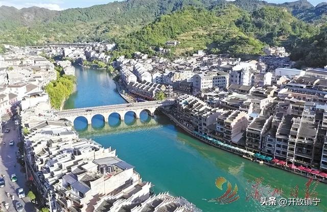 爽居在贵州丨一树金黄染古韵 满城诗意醉镇远