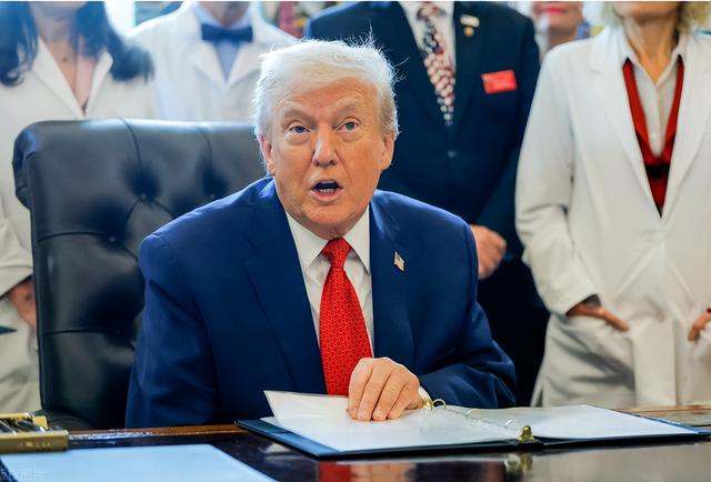 中美上桌谈判前	，特朗普通知中国，一个不变，白宫已踢走反华官员