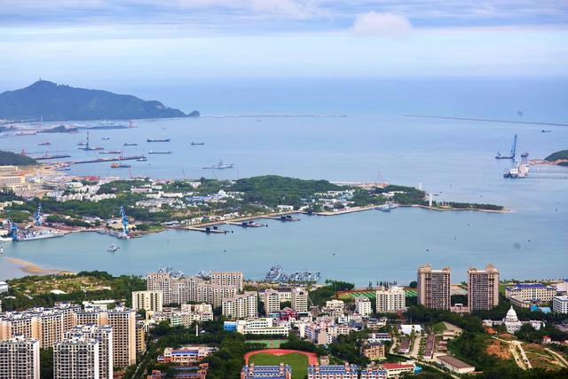 三亚凤凰岭景区，登上城市观景台俯瞰三亚，这里的夕阳如诗如画