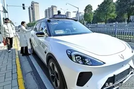 ​“萝卜快跑”跑向武汉大街小巷图片