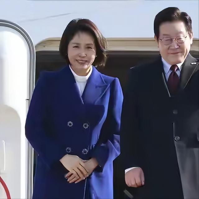 李在明夫人端庄大方，访华穿的每一套衣服，都美在我的心巴上